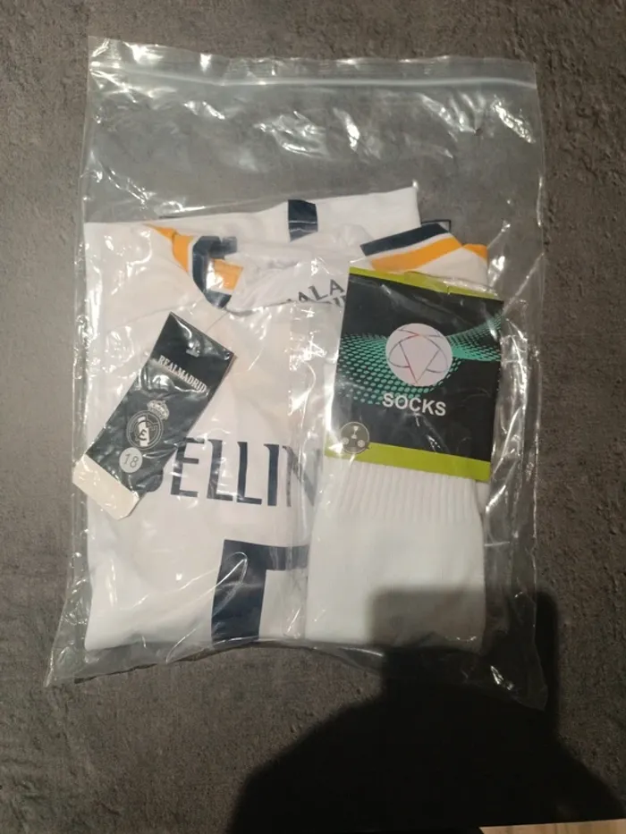 Tenue foot Real Madrid Jude Bellingham blanc. T.18 - photo numéro 5