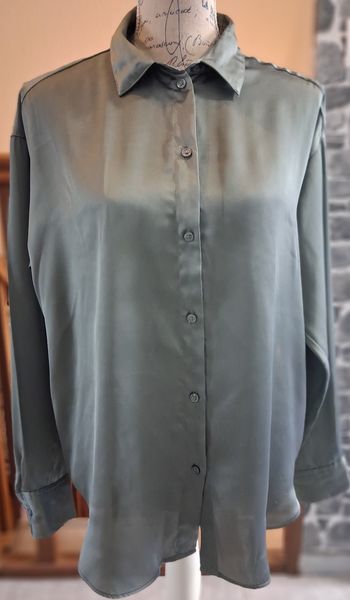 Chemise satinée argentée