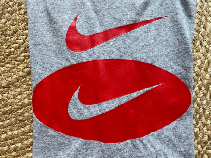 T-shirt Nike Gris Logos Swoosh Rouges Taille L Streetwear - photo numéro 4