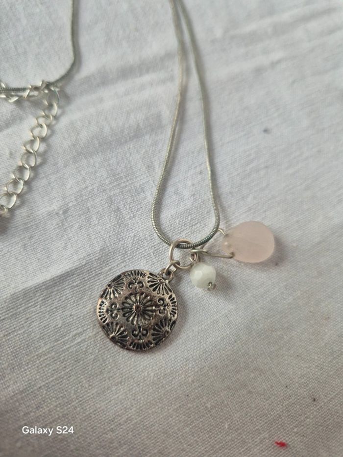 collier ras de cou avec pendentif