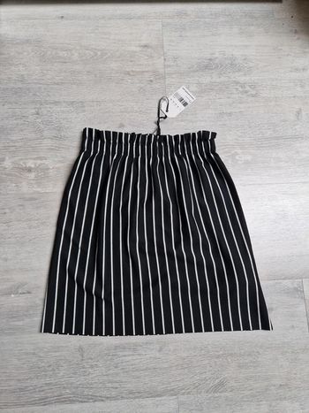 Jupe courte neuve avec étiquette XS Jennyfer rayée noire et blanche