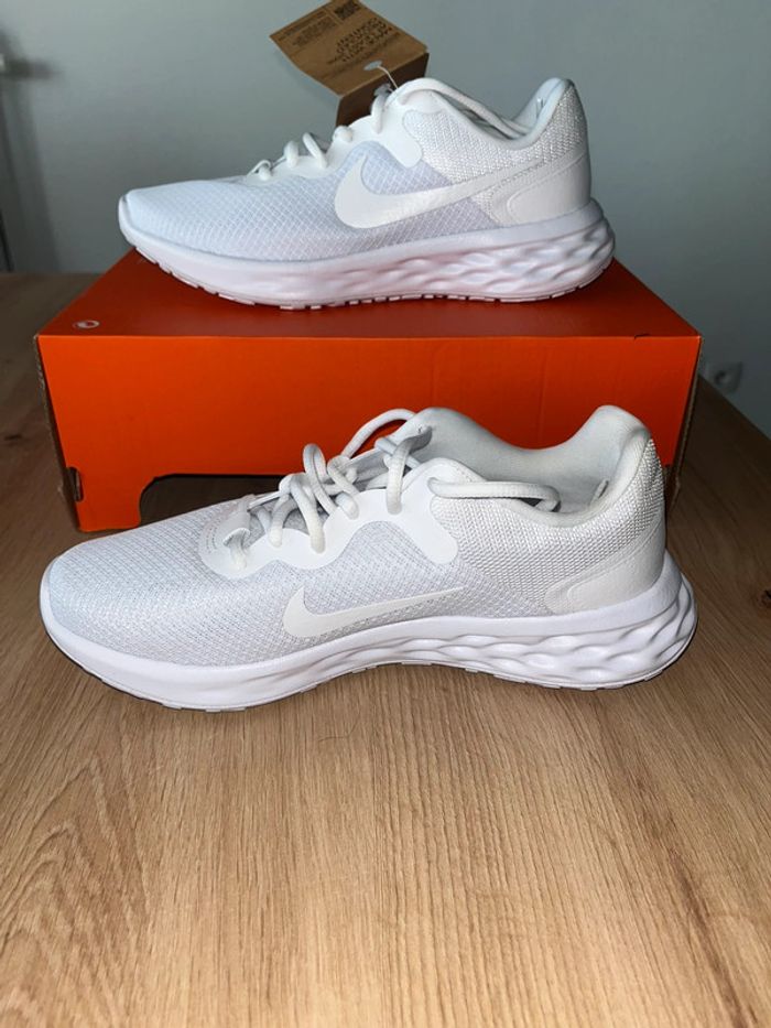 Baskets , Nike , Blanches , Femmes , Taille 39 , neuves