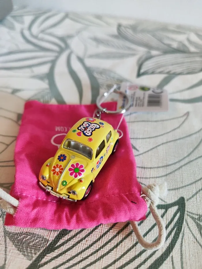 Porte-clés voiture coccinelle de volkswagen jaune design 70s peace an love