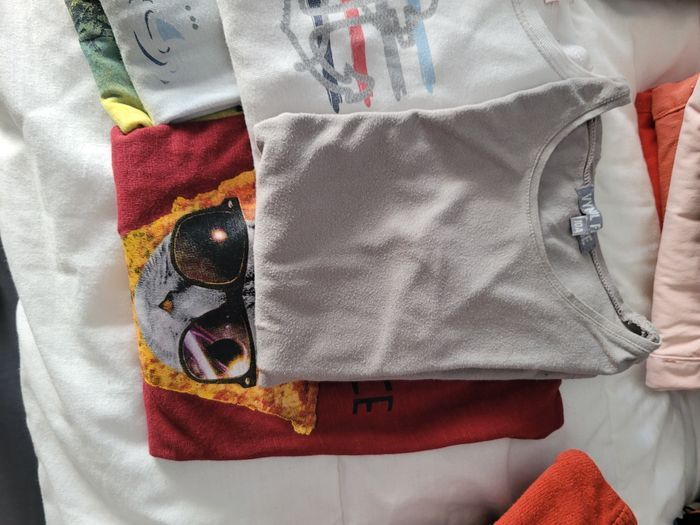 Vends lot 10.ans. Trois pantalons sous pulls t-shirt manches longue et courte et pantalon style jocking - photo numéro 6