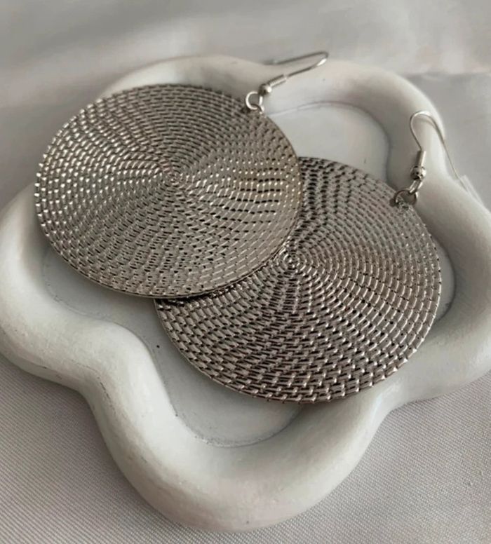 Boucles d’oreilles xxl vintages rondes argentées - photo numéro 5