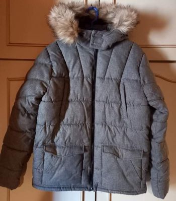 Blouson kiabi 16 ans taille S
Nombreuses poches , chaque côté de la poitrine et deux de chaque côté à la taille 
Mon fils ne l a jamais porté