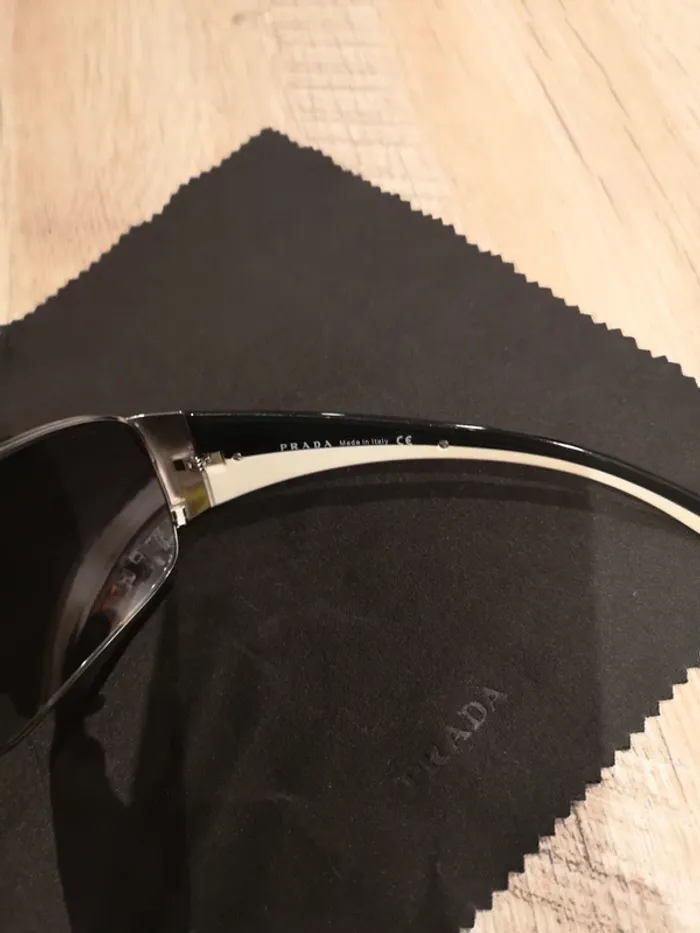 Lunette Prada argenté et branche noir et blanche - photo numéro 6