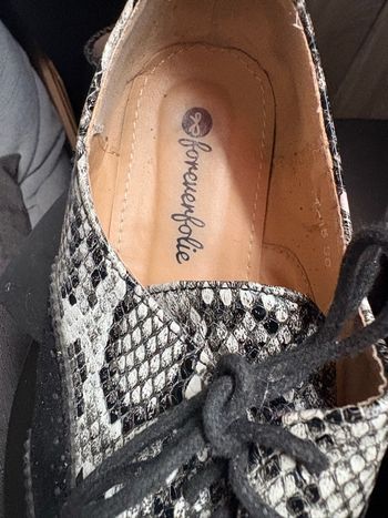 Mocassins noirs et blancs à motifs 