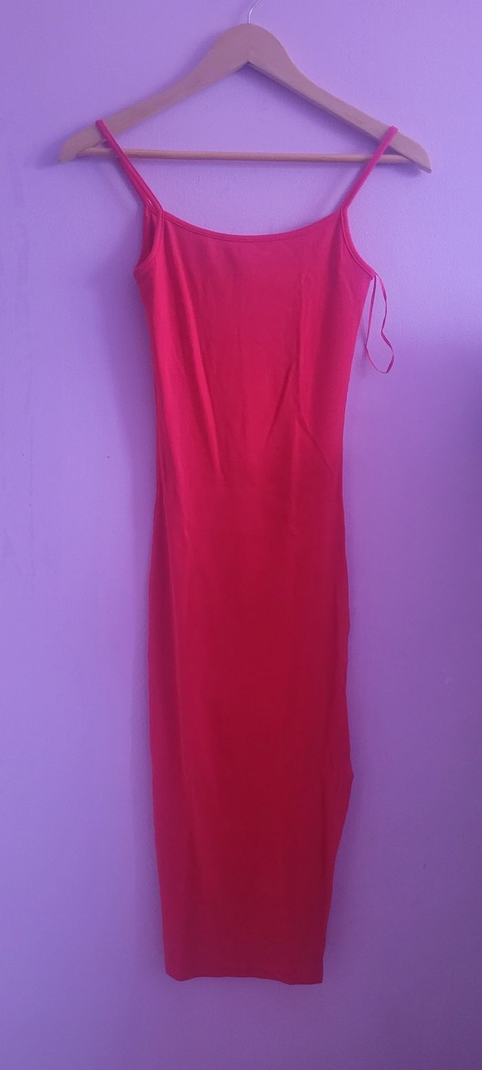 Robe rouge mi longue moulante avec fente - photo numéro 2