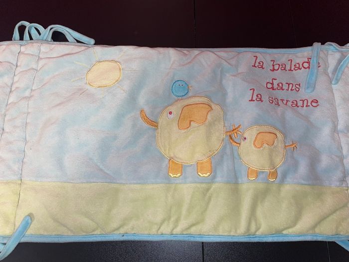 Tour de lit velours bleu et jaune motif animaux – bon état - photo numéro 4