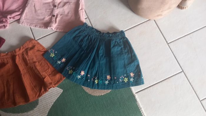 Lot de 5 bas fille 7 ans tbe hiver jupes shorts - photo numéro 3