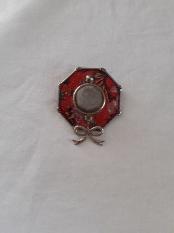 Broche chapeau