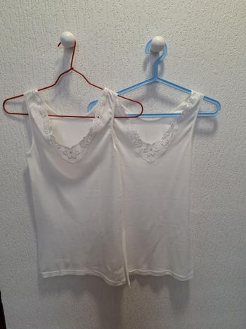 Lot de 2 débardeurs femme blanc M belle broderie décolleté V très bon état