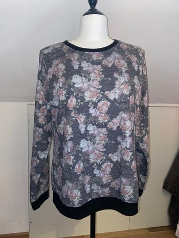 Pull avec roses