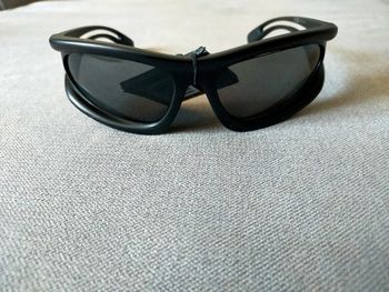 Lunettes de soleil noires – style sport et urbain