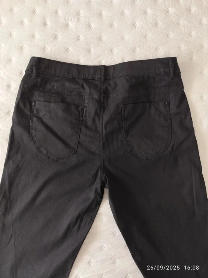 Pantalón negro básico estrecho con cremallera en bajo de Yessica - photo numéro 5