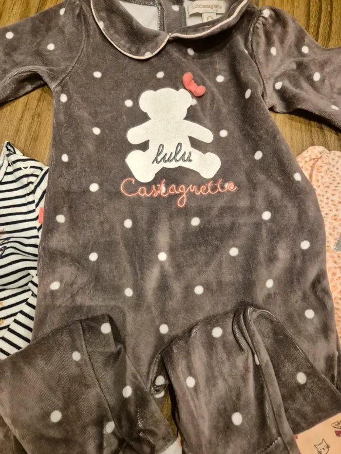 Lot de vêtements t shirt pyjamas pull - photo numéro 2