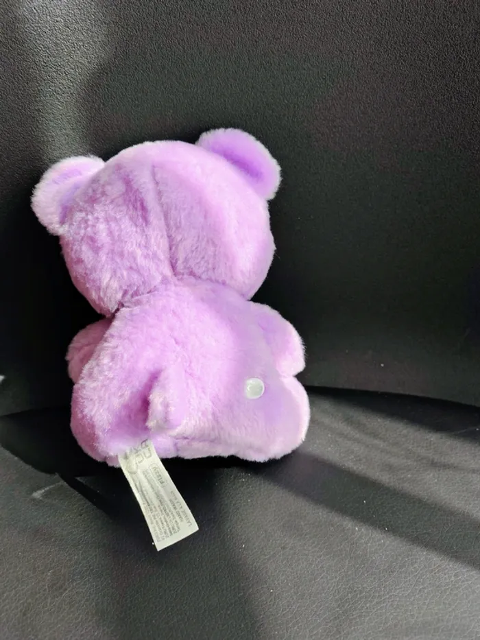 CoComelon
Dans Cônes peluche Classiques, ours lilas violet yeux brillants Fizzy - photo numéro 2