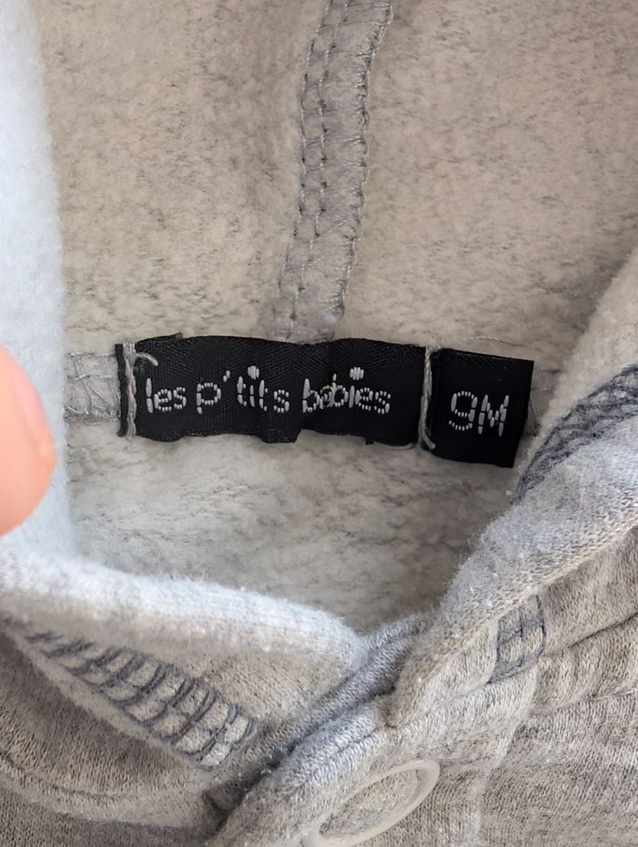 Sweat à capuche gris garçon – Les P’tits Babies – 9 mois – Très bon état 🧢 - photo numéro 3