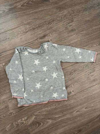 Joli pull gris avec étoiles blanches 9-12 mois