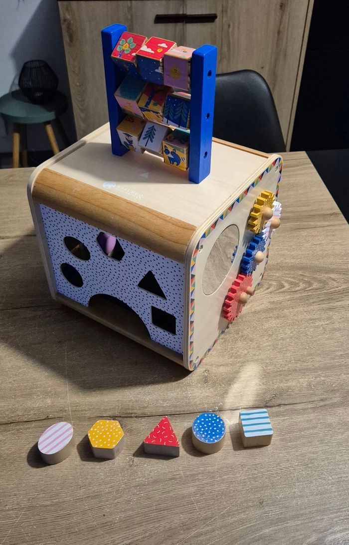 Grand cube d'activités en bois - photo numéro 1