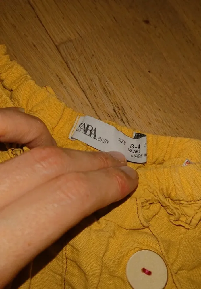 Short jaune - photo numéro 3