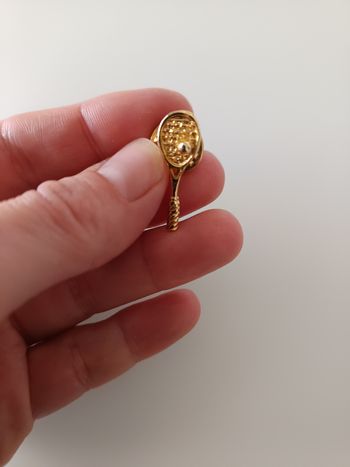 Pin's raquette plaqué or neuf