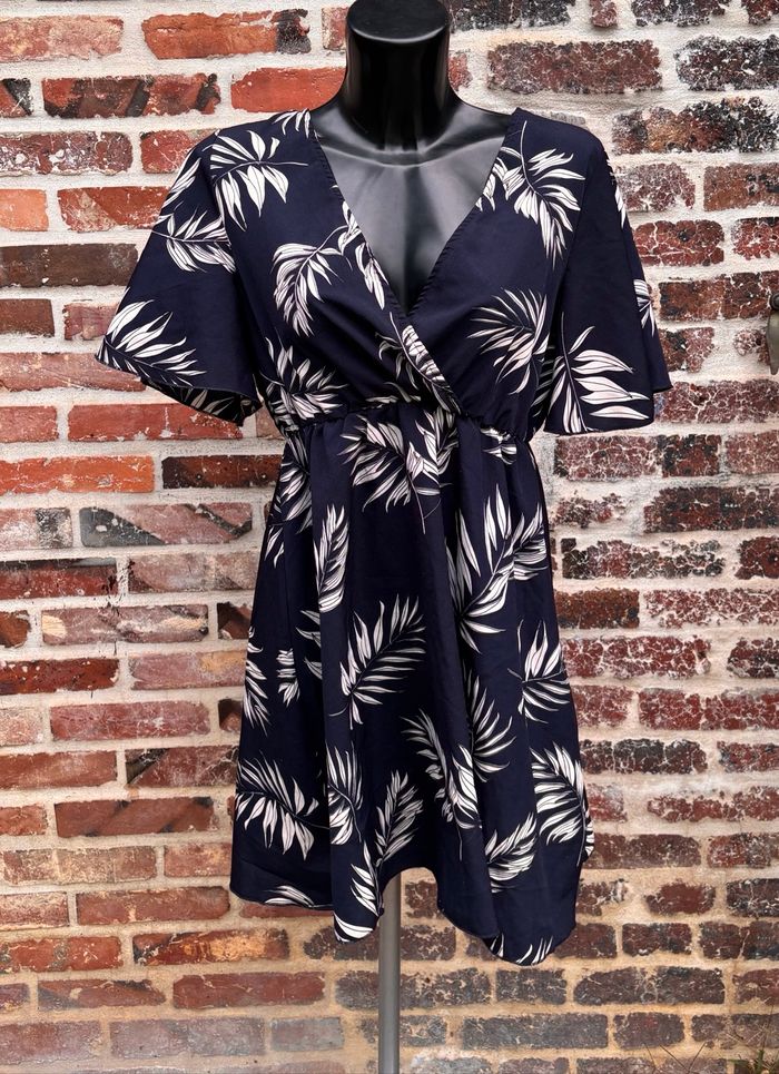 🌿Robe cache-cœur à motif feuilles Taille 34 – Shein