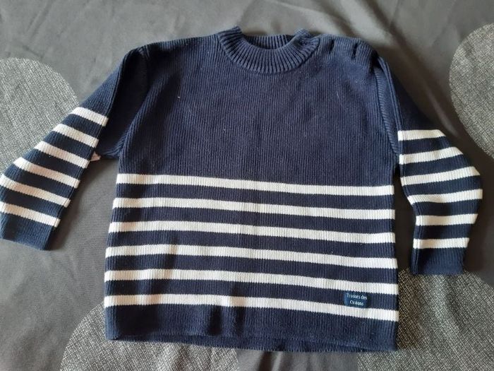 Pull bleu marine rayé blanc