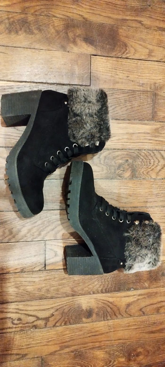 Bottines noires fourrure très bon état. Presque jamais portées. Pointure 38. Valeur 40€ - photo numéro 4