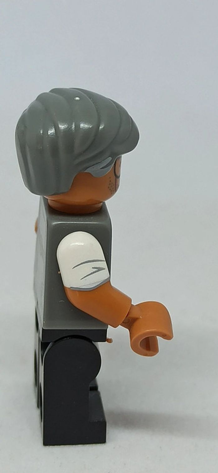 Homme avec cravate rouge lego - photo numéro 4