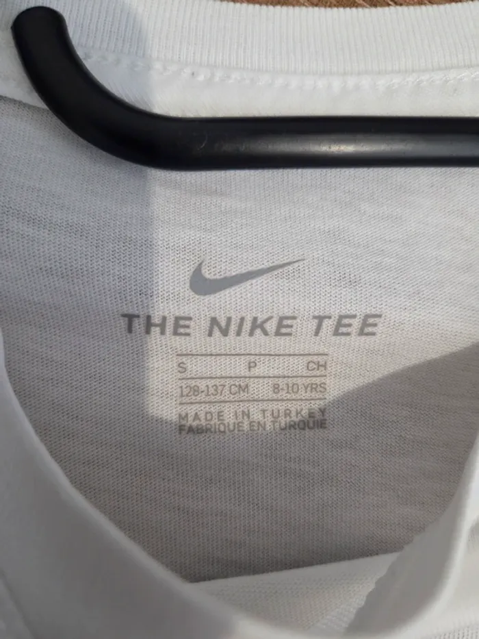 Tee-shirt Nike taille 8.10 ans - photo numéro 2