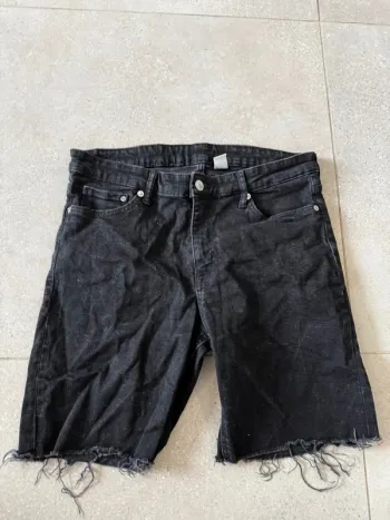 Short en jean noir, taille 42, bon état, 42x44cm