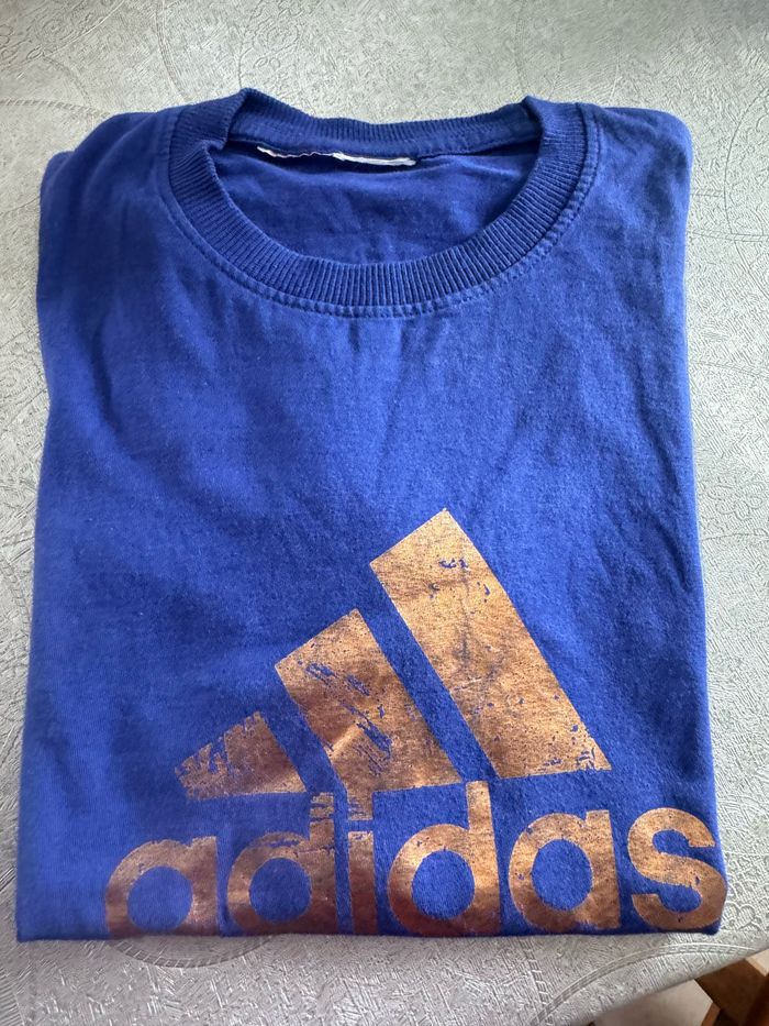 T-shirt adidas en très bon état taille S
