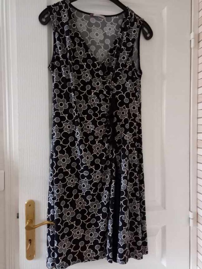 robe noire et blanche marque DPM taille 4