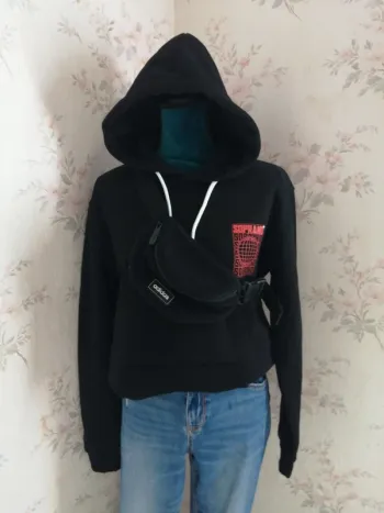 Sweat à capuche mixte noir avec poches et dessin dand le dos / soprano / (L)