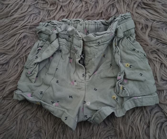 Short kaki à fleurs 2ans