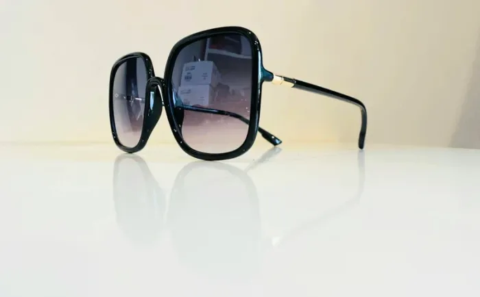 Lunette de soleil femme carrée noire et dorée verres dégradés UV protection catégorie 3 - photo numéro 3