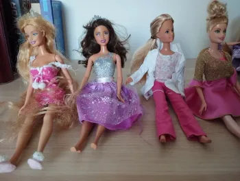 Lot de 9 Barbies