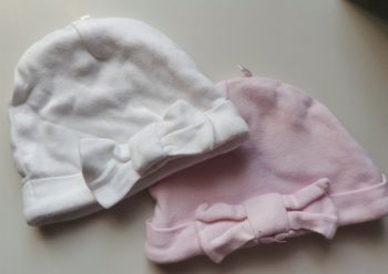 2 bonnets bébé