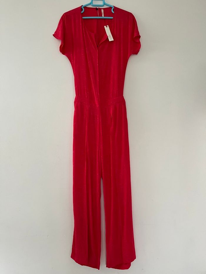 Combinaison rouge ouverte en bas du dos I. Code 34