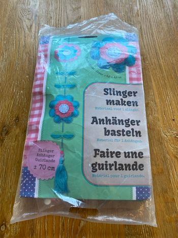 Kit créatif Faire une guirlande fleur en feutre 