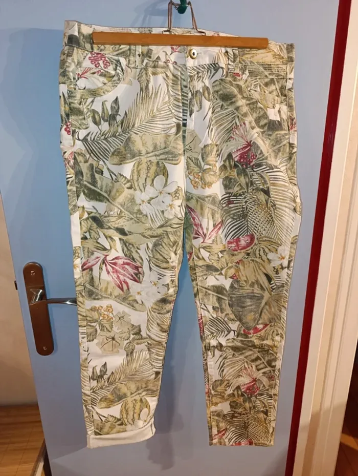 Sublime jean imprimé floral taille 46 en très bon état - photo numéro 2