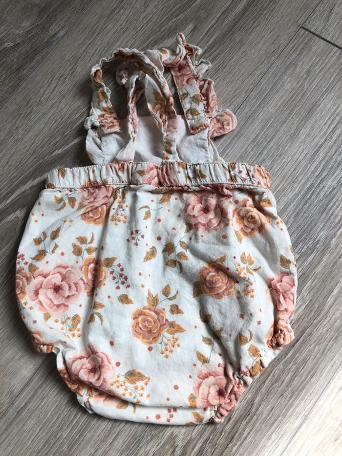 Jolie barboteuse fleurie H&M taille 1/2 mois - photo numéro 2