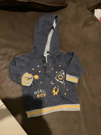 Sweat-shirt à capuche taille 6 mois