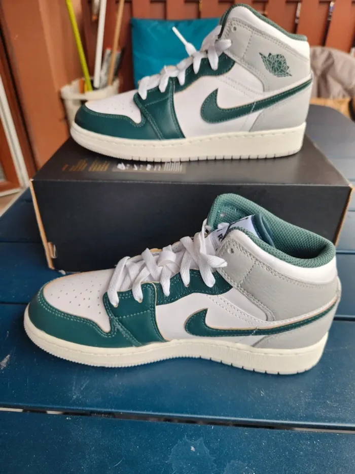 Air jordan 1 Mid blanc vert Taille 38 neuves mixte - photo numéro 3