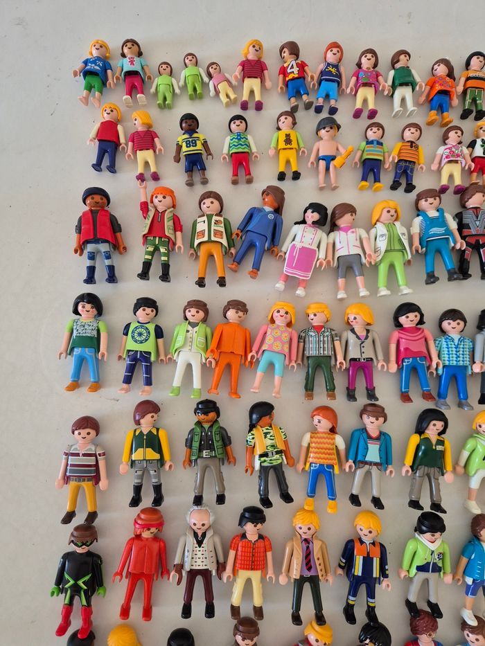 Lot 125 personnages playmobil - photo numéro 2