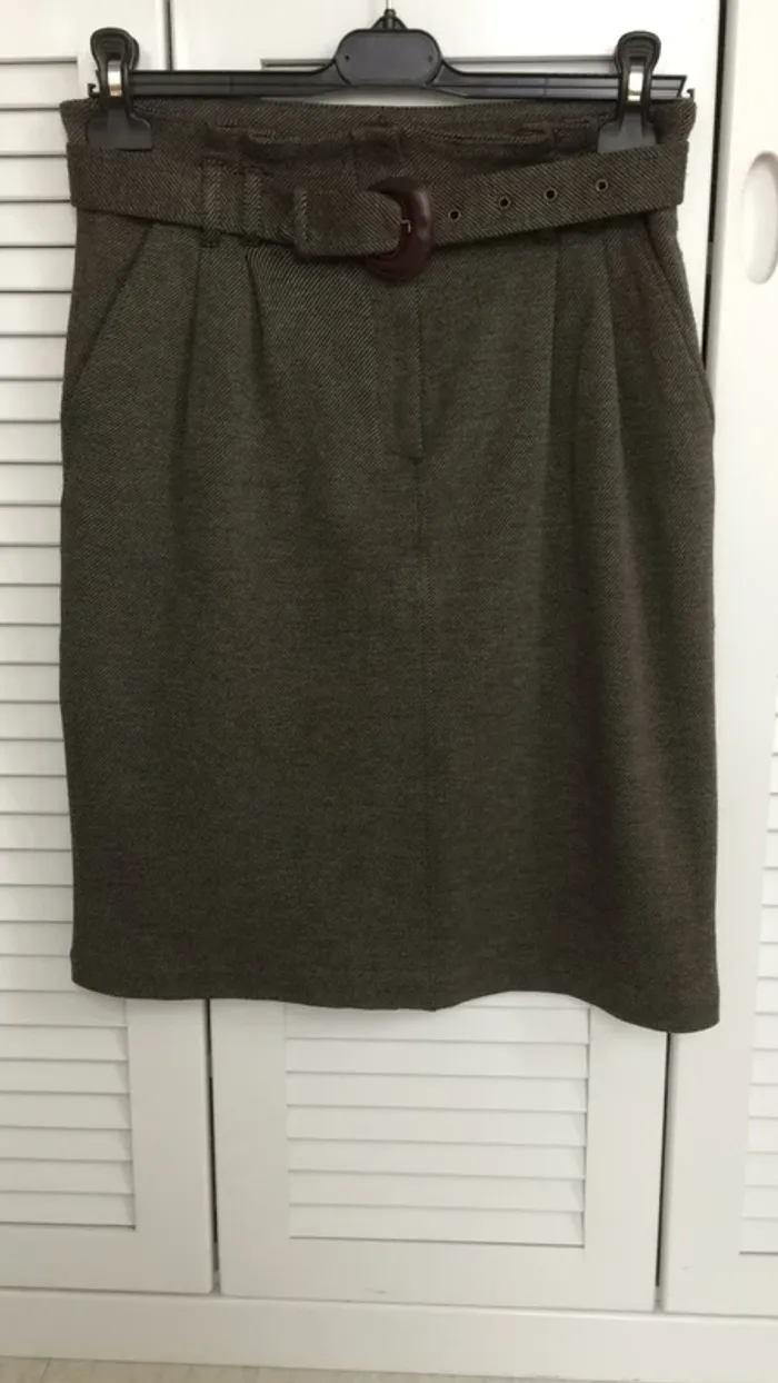 Jupe droite d’hiver avec ceinture