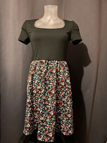 Robe noire et fleurie taille S