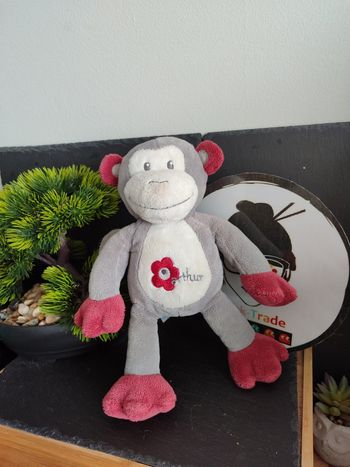Bebisol Doudou Singe Arthur Gris Rouge Blanc peluche fleur lola DD003445